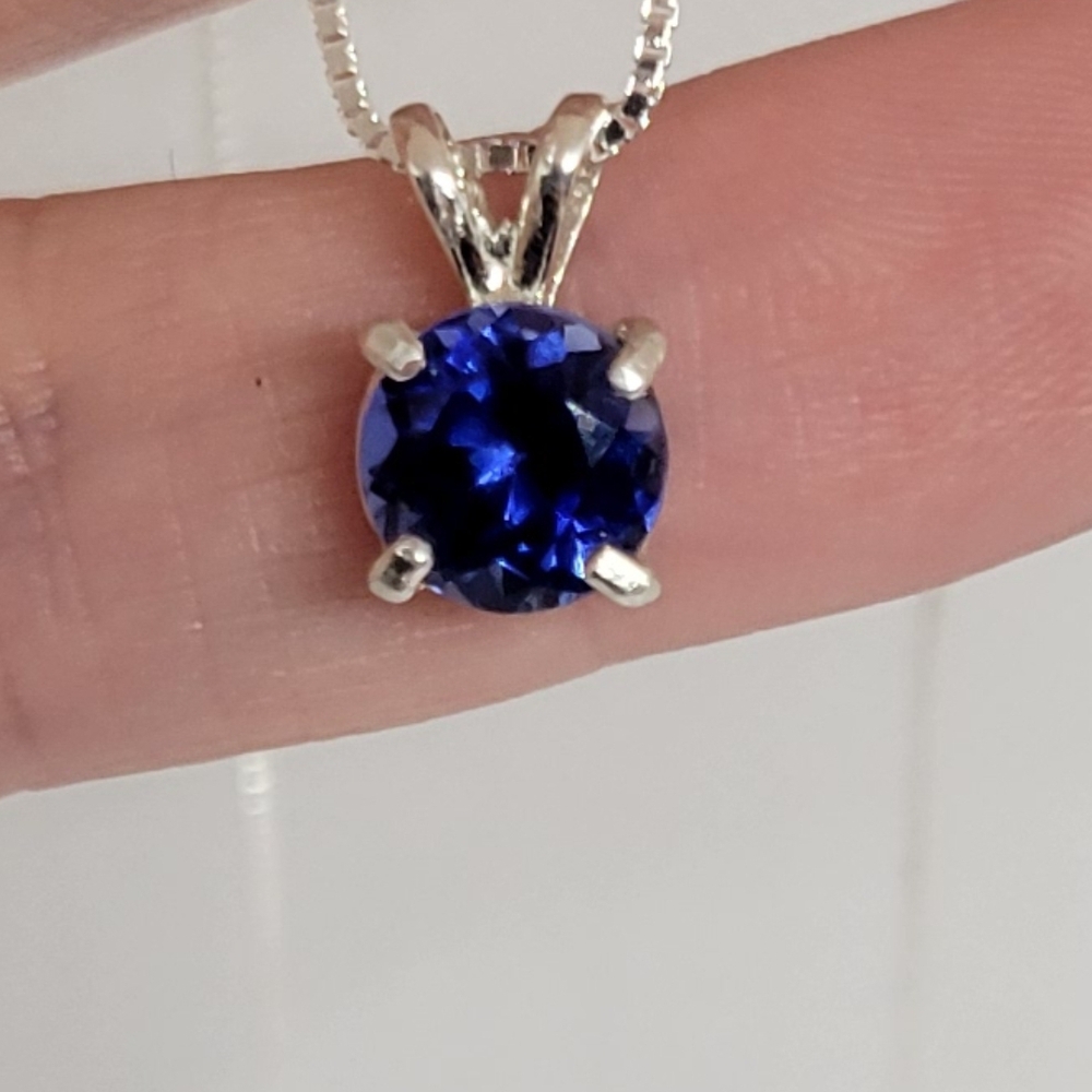 Elegant 2CT Blue Sapphire Pendant Necklace